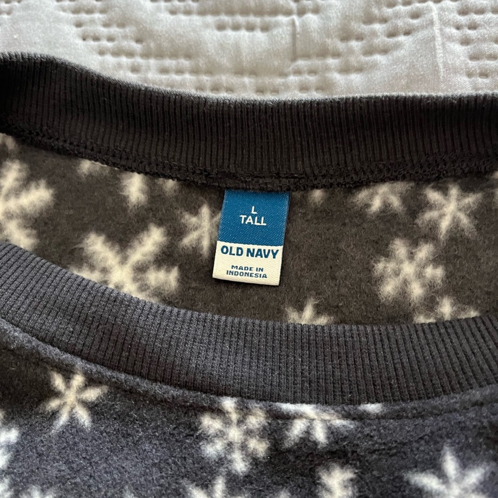 Old Navy Fleece Snowflake Pajama Set - Picture 4 of 11